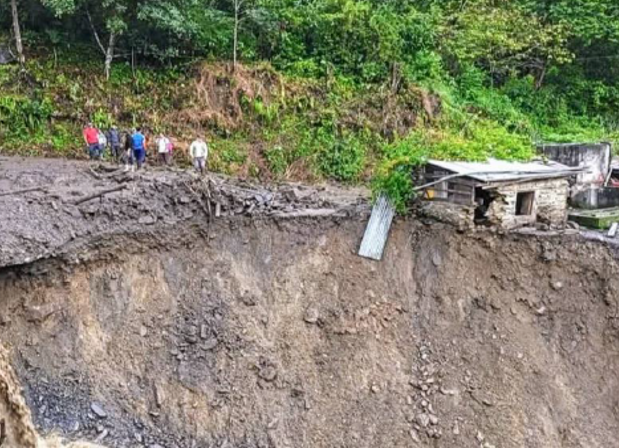 COENPeru's tweet photo. ⚠️ Cusco: el 8/1, #LluviasIntensas se registraron en el sector Pucará, distrito #Yanatile, provincia de La Calca, y causaron daños a viviendas, vías y cultivos. Municipio distrital realiza labores de limpieza y remoción de escombros en la zona, con apoyo de maquinaria pesada (retroexcavadora). (1/2)