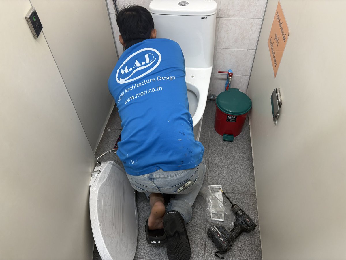 MADTH12's tweet photo. 今日は、ある工場事務所の便器交換です。
便器を新しくして、水圧式の洗浄便座を設置しました。
温暖なタイではこのタイプでも実質的に問題なく使用出来ます。
この簡易な洗浄便座でも、シャワー水栓より全然快適になりますよ〜。

#ThaiLife https://t.co/DyHqn8ykGk