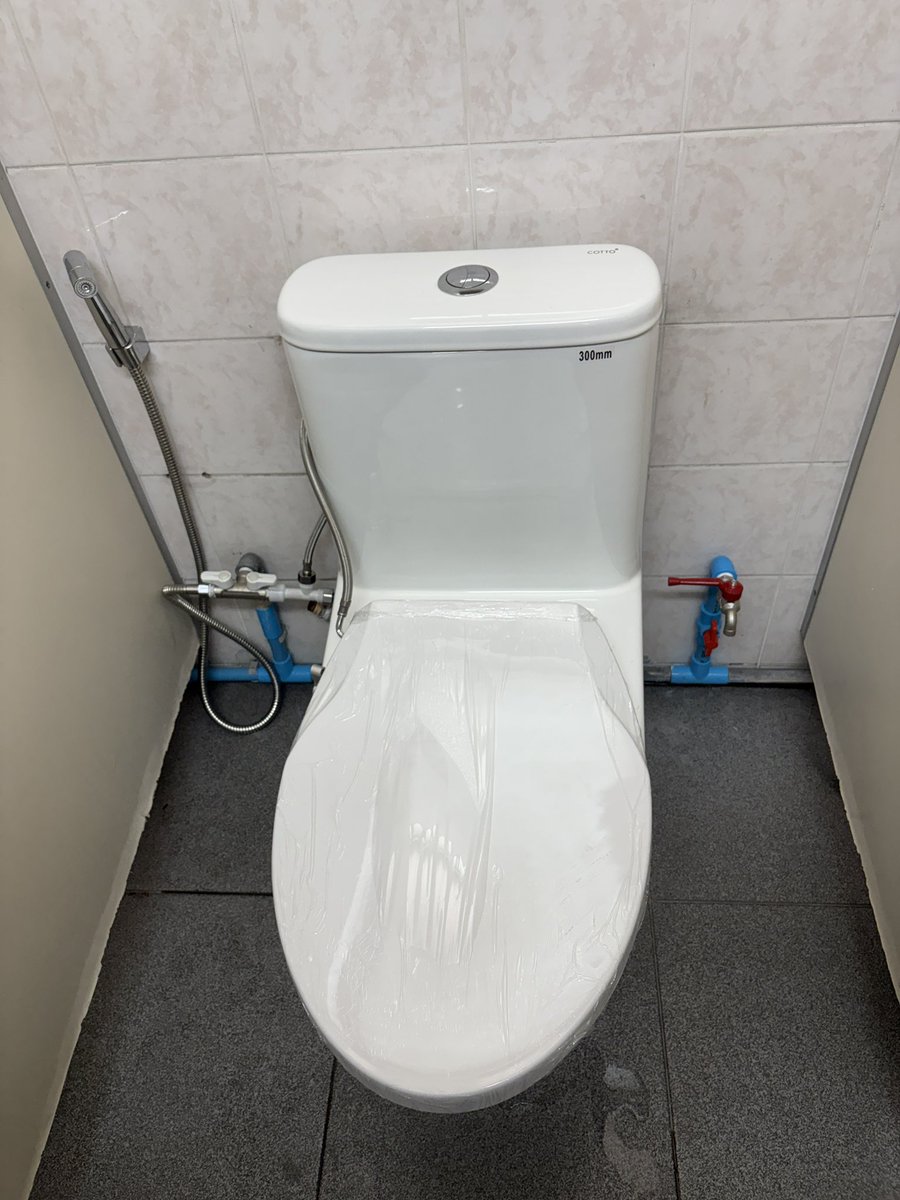 MADTH12's tweet photo. 今日は、ある工場事務所の便器交換です。
便器を新しくして、水圧式の洗浄便座を設置しました。
温暖なタイではこのタイプでも実質的に問題なく使用出来ます。
この簡易な洗浄便座でも、シャワー水栓より全然快適になりますよ〜。

#ThaiLife https://t.co/DyHqn8ykGk
