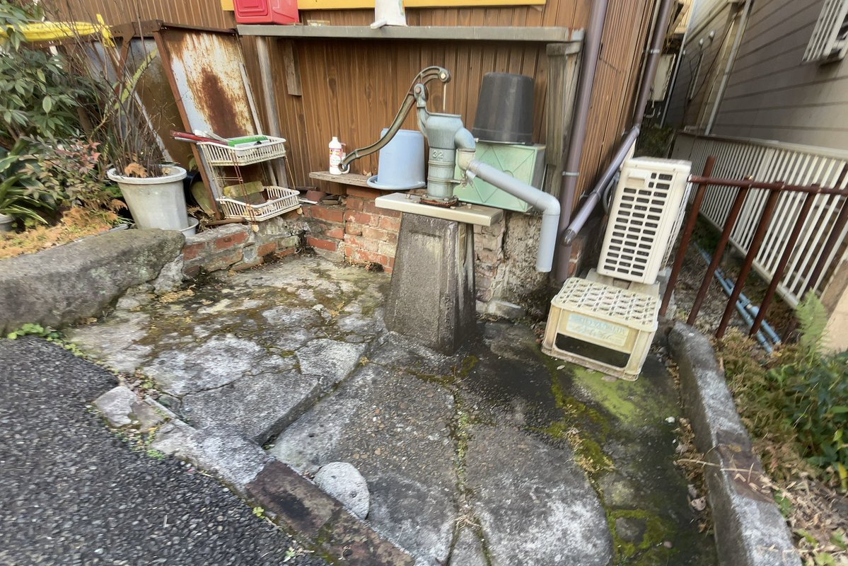 frog_frog's tweet image. 高輪の井戸ポンプたち
生存確認。〔港区〕