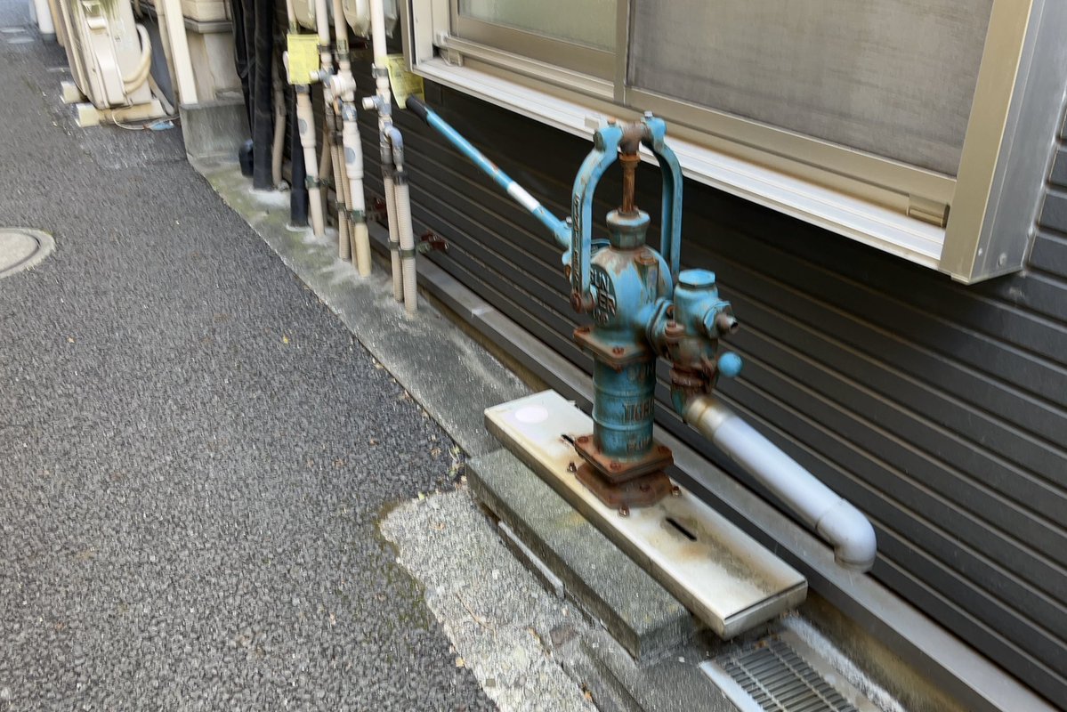 frog_frog's tweet image. 高輪の井戸ポンプたち
生存確認。〔港区〕