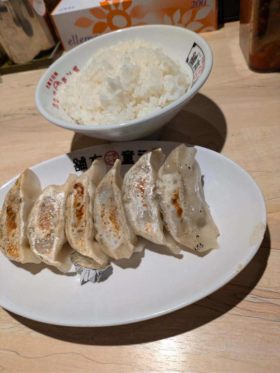 Michiru0421's tweet photo. 河童本舗で餃子セットのご飯(大)
キムチ食べ放題で替え玉もしてお腹いっぱいです✌️ https://t.co/ImAQzQDqJl