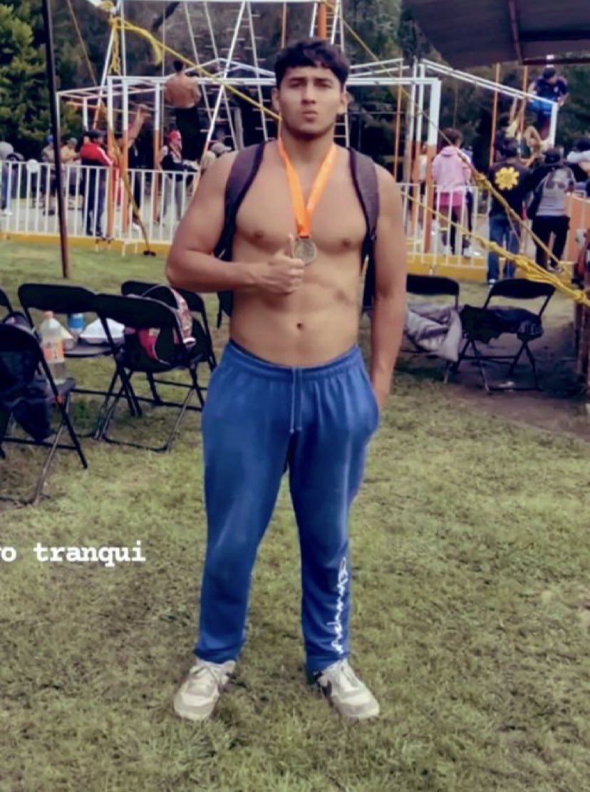 Acxeliito's tweet photo. Siempre tuve las ganas de ver qué más había de este hermoso hetero, verlo haciendo barras todo sudado era placentero, conseguí su contacto y dejé de quedarme con las ganas. 💋😻🔥 https://t.co/LYOVYiqQtJ