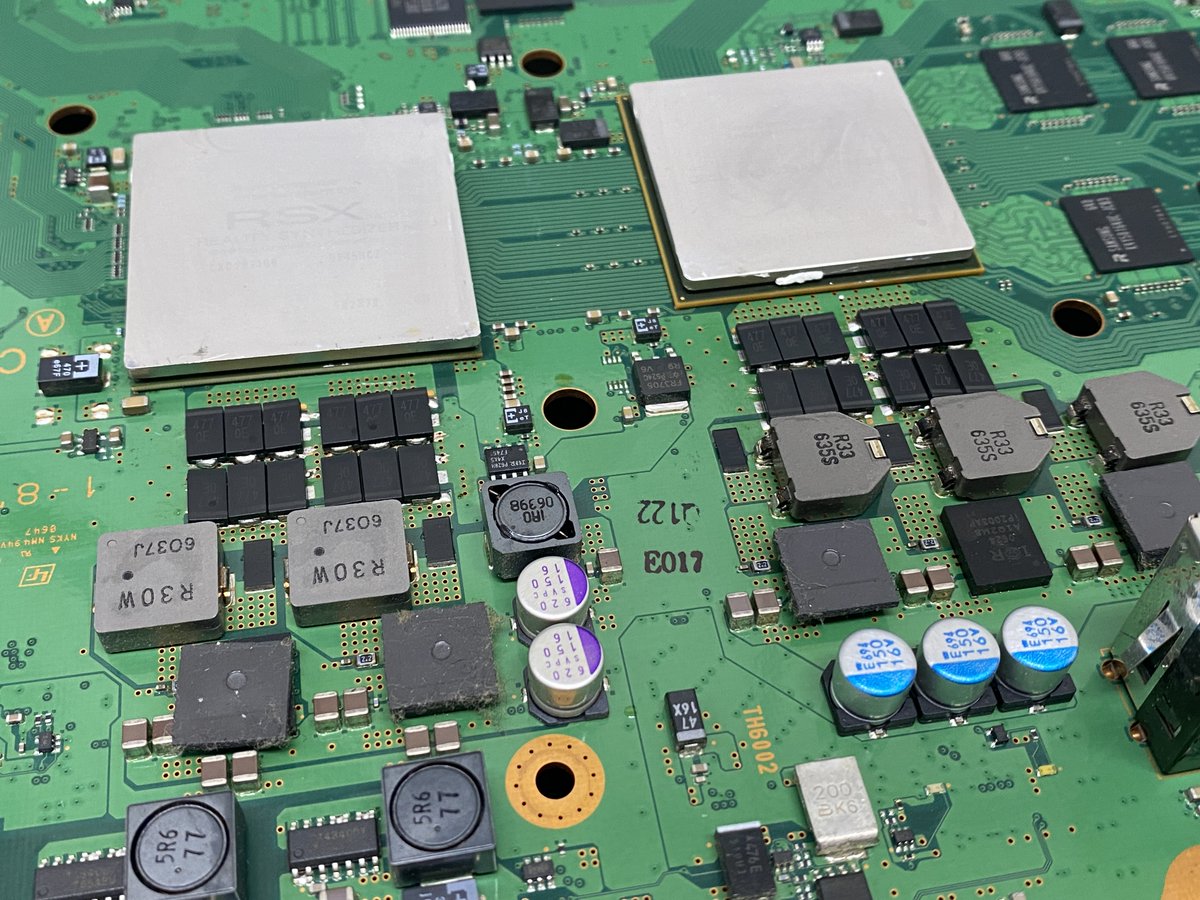 sakito_gmrepair's tweet photo. YLODになってしまったPS3の基板修理をさせていただきました。プロードライザという部品を代替品に交換することで起動する状態に復旧しました。長期使用出来る状態に復旧させることが出来ない場合もありますがセーブデータをどうしても復旧したい方は一度ご相談ください。 #PS3 #YLOD #データ復旧 https://t.co/LghaJj33Xw