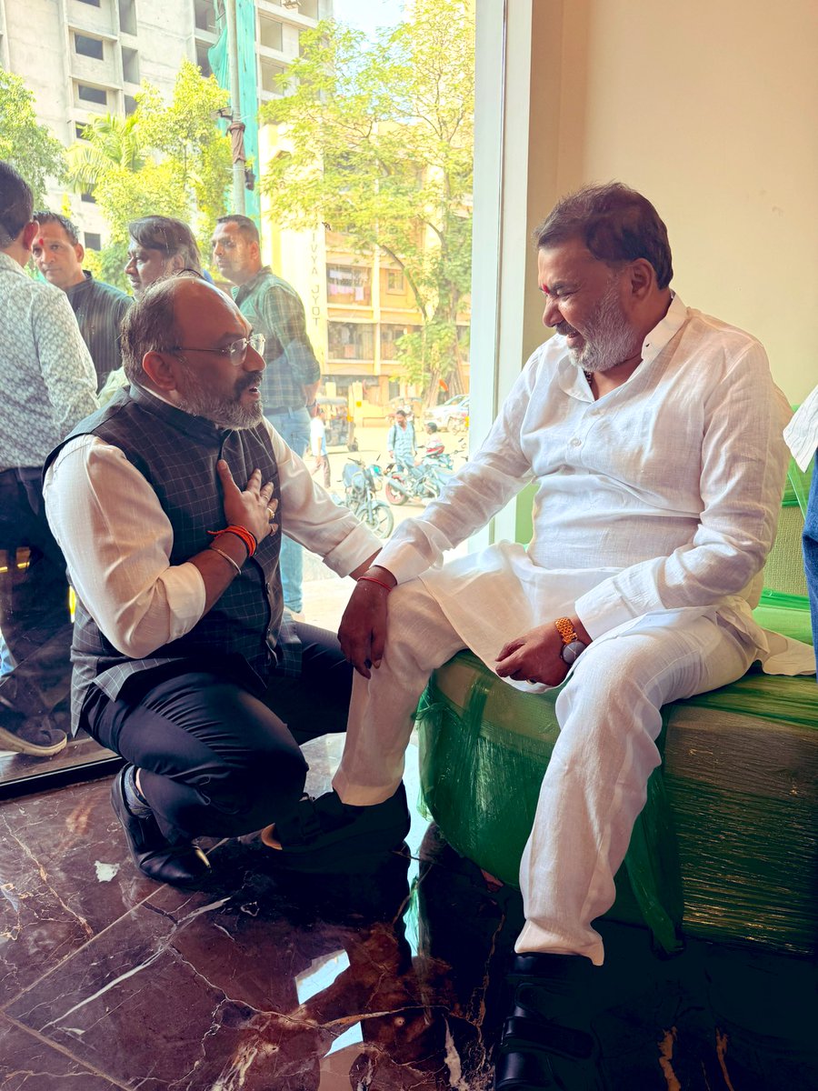 rutvijdave's tweet photo. “गुजरात राज्य मंत्री श्री पुरुषोत्तमभाई सोलंकी और उन के सुपुत्र श्री दिव्येशभाई सोलंकी से मिलकर बेहद खुशी हुई! 🌟 ऐसे समर्पित हिंदू नेताओं से बातचीत करने का अवसर पाकर आभारी हूं।” @ANI @BJP4Gujarat @CMOGuj @Bhavnagar https://t.co/74iDN3RmfM