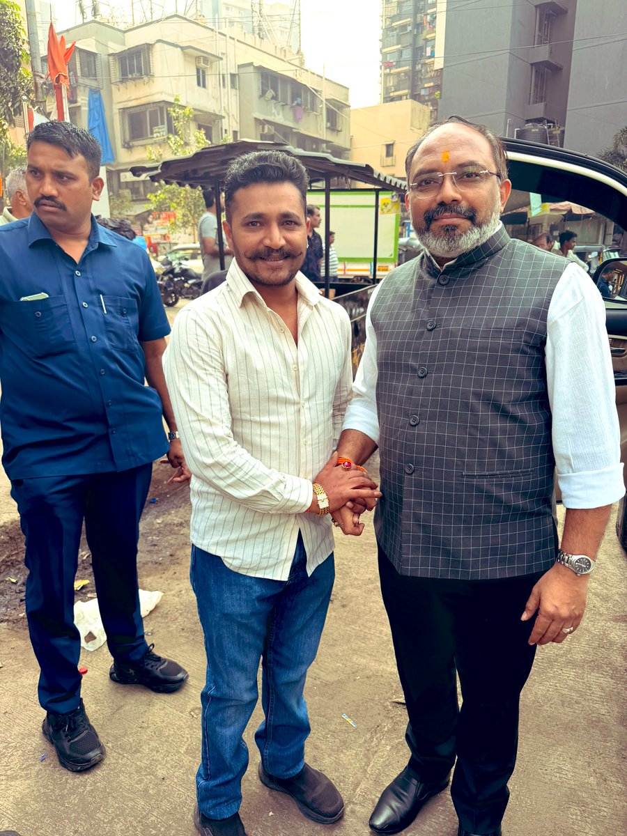 rutvijdave's tweet photo. “गुजरात राज्य मंत्री श्री पुरुषोत्तमभाई सोलंकी और उन के सुपुत्र श्री दिव्येशभाई सोलंकी से मिलकर बेहद खुशी हुई! 🌟 ऐसे समर्पित हिंदू नेताओं से बातचीत करने का अवसर पाकर आभारी हूं।” @ANI @BJP4Gujarat @CMOGuj @Bhavnagar https://t.co/74iDN3RmfM