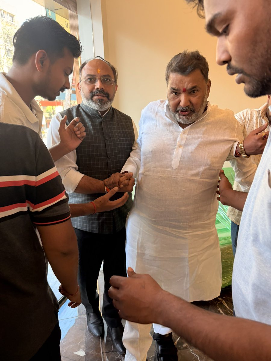 rutvijdave's tweet photo. “गुजरात राज्य मंत्री श्री पुरुषोत्तमभाई सोलंकी और उन के सुपुत्र श्री दिव्येशभाई सोलंकी से मिलकर बेहद खुशी हुई! 🌟 ऐसे समर्पित हिंदू नेताओं से बातचीत करने का अवसर पाकर आभारी हूं।” @ANI @BJP4Gujarat @CMOGuj @Bhavnagar https://t.co/74iDN3RmfM