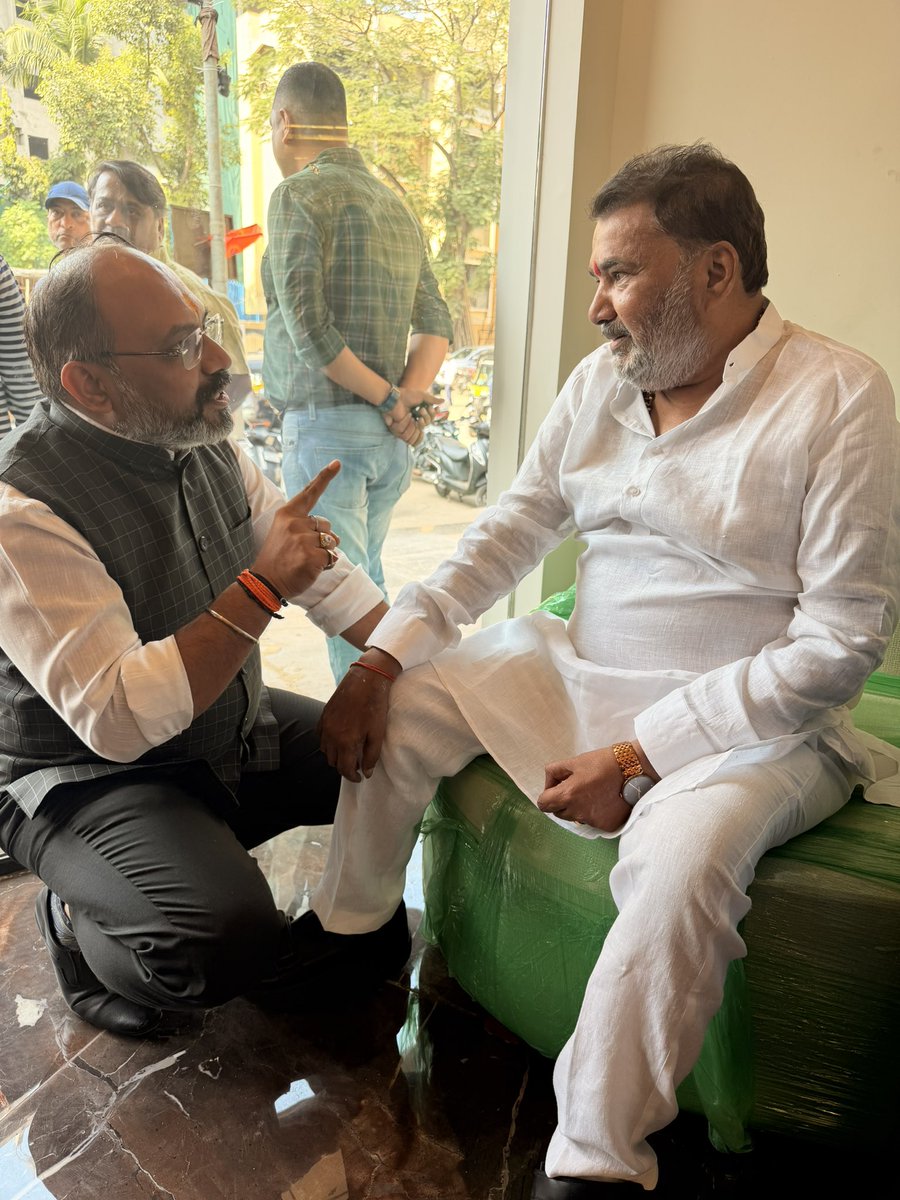 rutvijdave's tweet photo. “गुजरात राज्य मंत्री श्री पुरुषोत्तमभाई सोलंकी और उन के सुपुत्र श्री दिव्येशभाई सोलंकी से मिलकर बेहद खुशी हुई! 🌟 ऐसे समर्पित हिंदू नेताओं से बातचीत करने का अवसर पाकर आभारी हूं।” @ANI @BJP4Gujarat @CMOGuj @Bhavnagar https://t.co/74iDN3RmfM