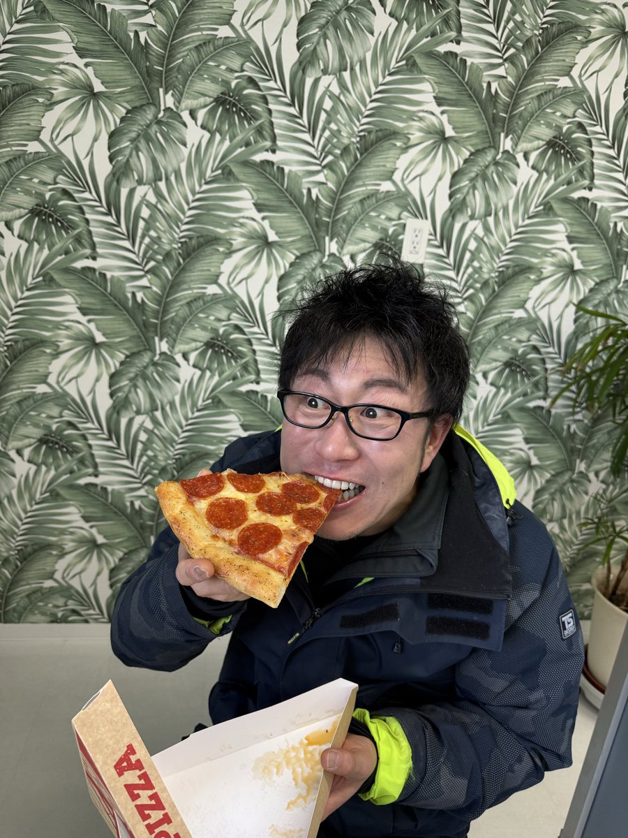 atz_towada's tweet photo. 定期的に食べたくなるアメリカンピザともっちもちのベーグル🥰
ベーグルカフェ優勝🥇
#三沢 #三沢基地 #アメリカンピザ #thebaglecafe #青森県十和田市 #sogood https://t.co/YxwHIRLnjL