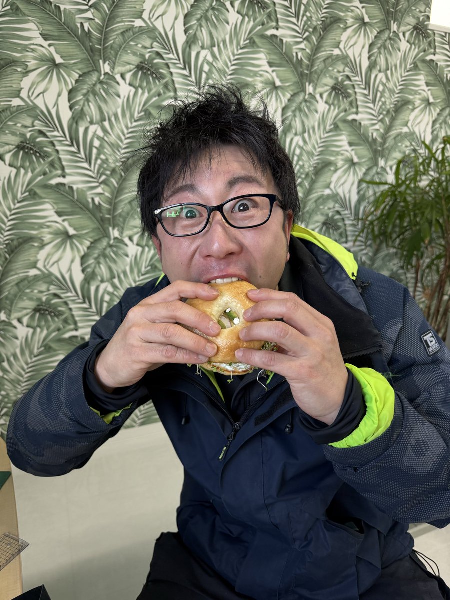atz_towada's tweet photo. 定期的に食べたくなるアメリカンピザともっちもちのベーグル🥰
ベーグルカフェ優勝🥇
#三沢 #三沢基地 #アメリカンピザ #thebaglecafe #青森県十和田市 #sogood https://t.co/YxwHIRLnjL