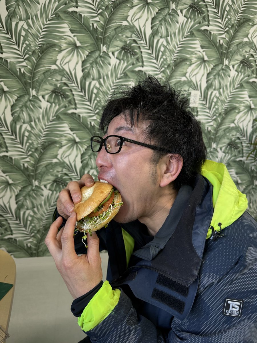 atz_towada's tweet photo. 定期的に食べたくなるアメリカンピザともっちもちのベーグル🥰
ベーグルカフェ優勝🥇
#三沢 #三沢基地 #アメリカンピザ #thebaglecafe #青森県十和田市 #sogood https://t.co/YxwHIRLnjL