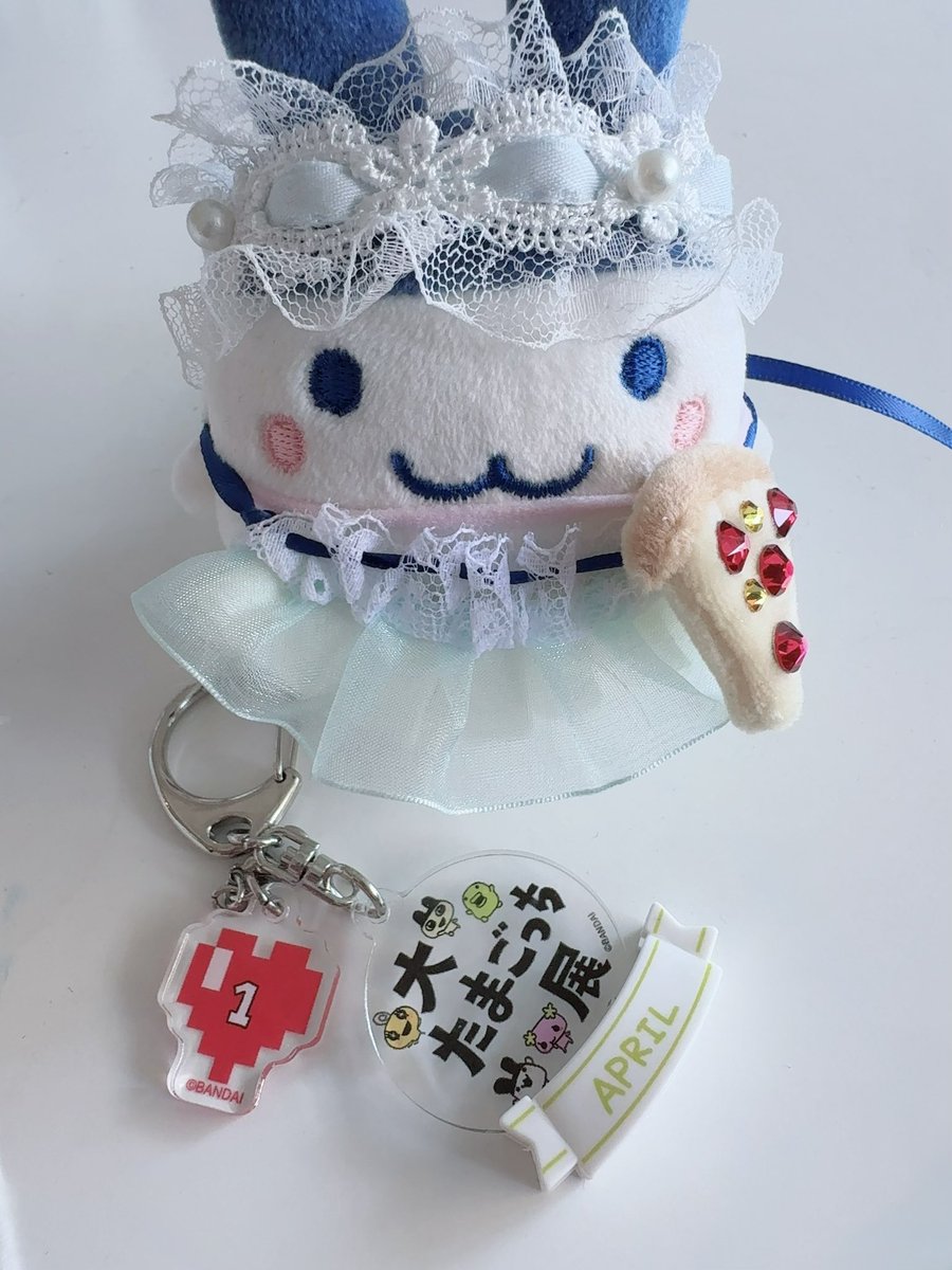 tiwgotchi's tweet photo. 大たまごっち展で買った誕生日ちゃーむ、
私の誕生日じゃないけどハートが赤なのが可愛くて4月1日を買ったよー！(誕生日月でハートの色が違う)チャームの在庫も殆どスカスカだったけど😭展示もお買い物も楽しみにされてる人たちの為にも補充されてますように〜 https://t.co/Ebl7ugqJy8