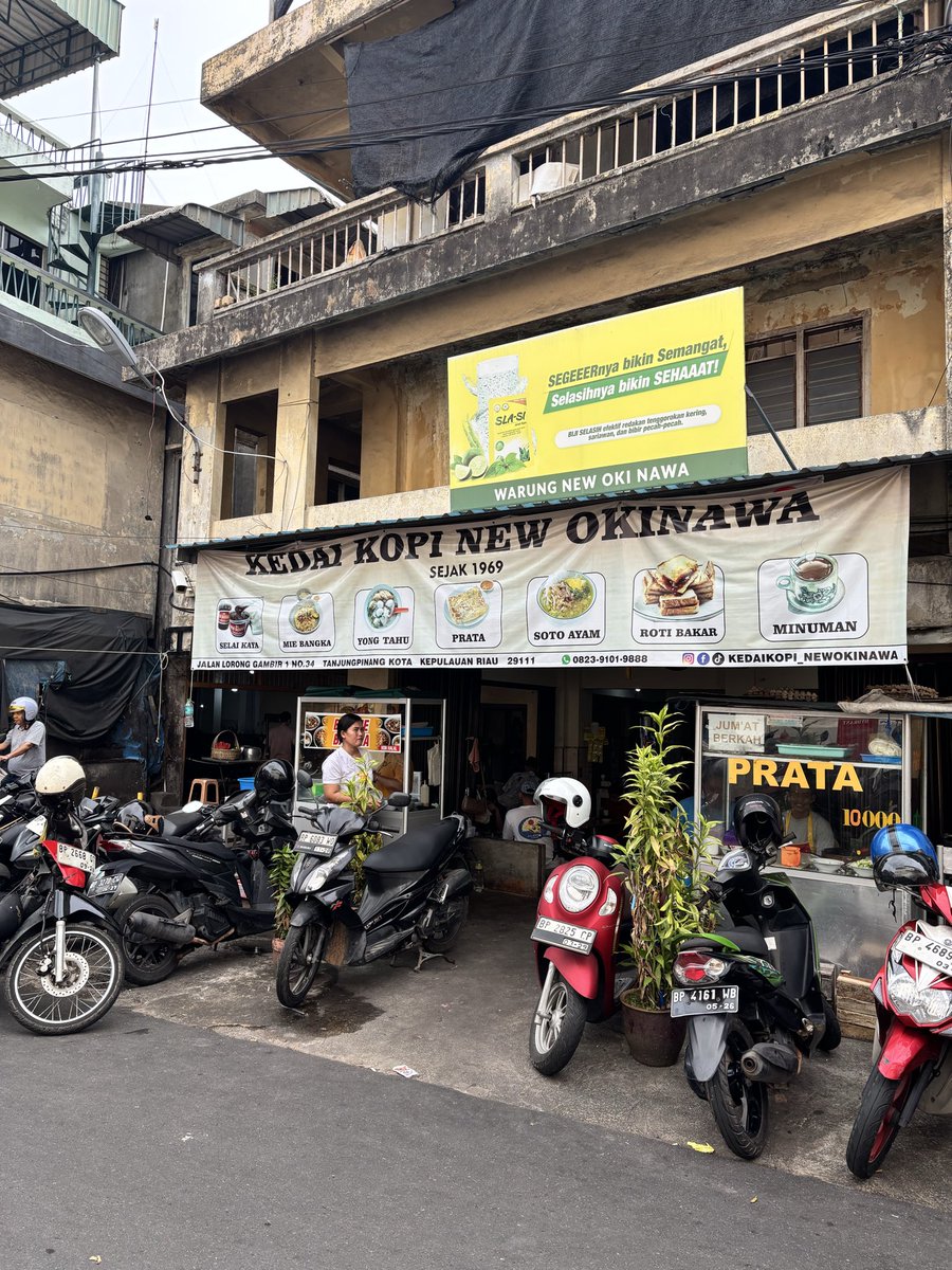 zeekands's tweet photo. Trying local kedai kopi at tanjung pinang, people say that it is legendary and when i try it I know why it is legendary. Roti sama kopi nya enak bangett https://t.co/DZ4YI0Uynx