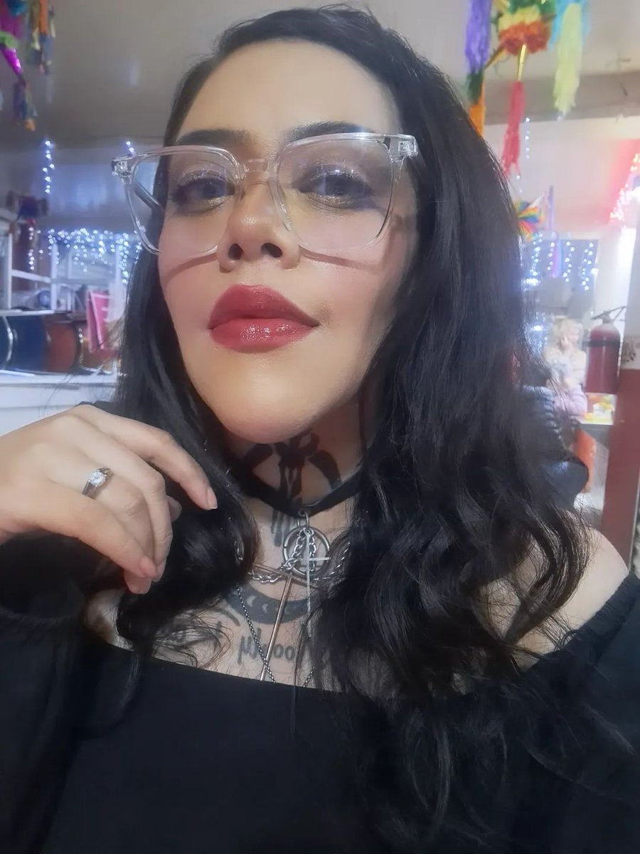 moonlyrap's tweet photo. Que demonios pasa conmigo, puedo tomarme una foto de un ángulo bajo, mi nariz es preciosa, mi cabello es hermoso y los anteojos se me ven uff desde que tengo dos años, pinche diosa etérea y perdiendo el brillo(?, que bruta, ponganme cero jsjsjs✨ https://t.co/knyQaWyxkj