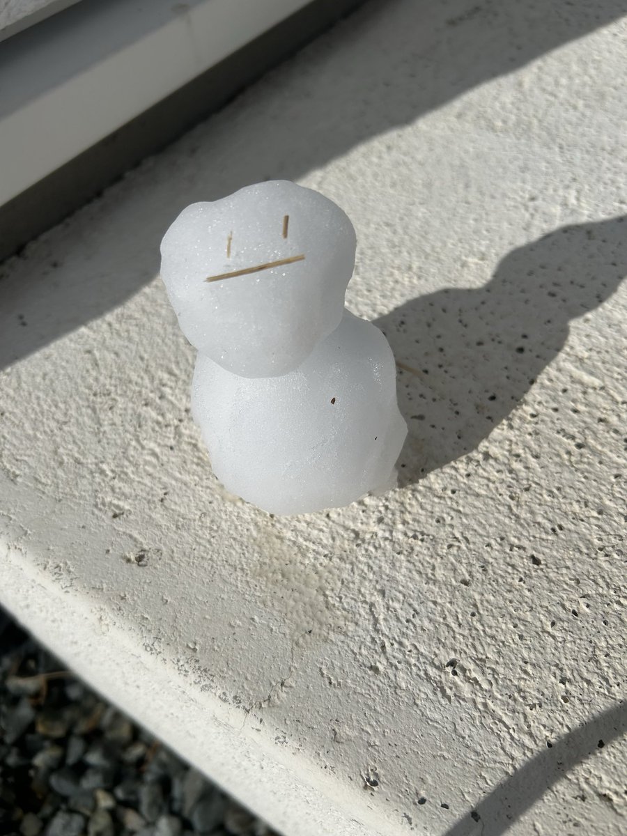 何か言いたげなミニ雪だるま