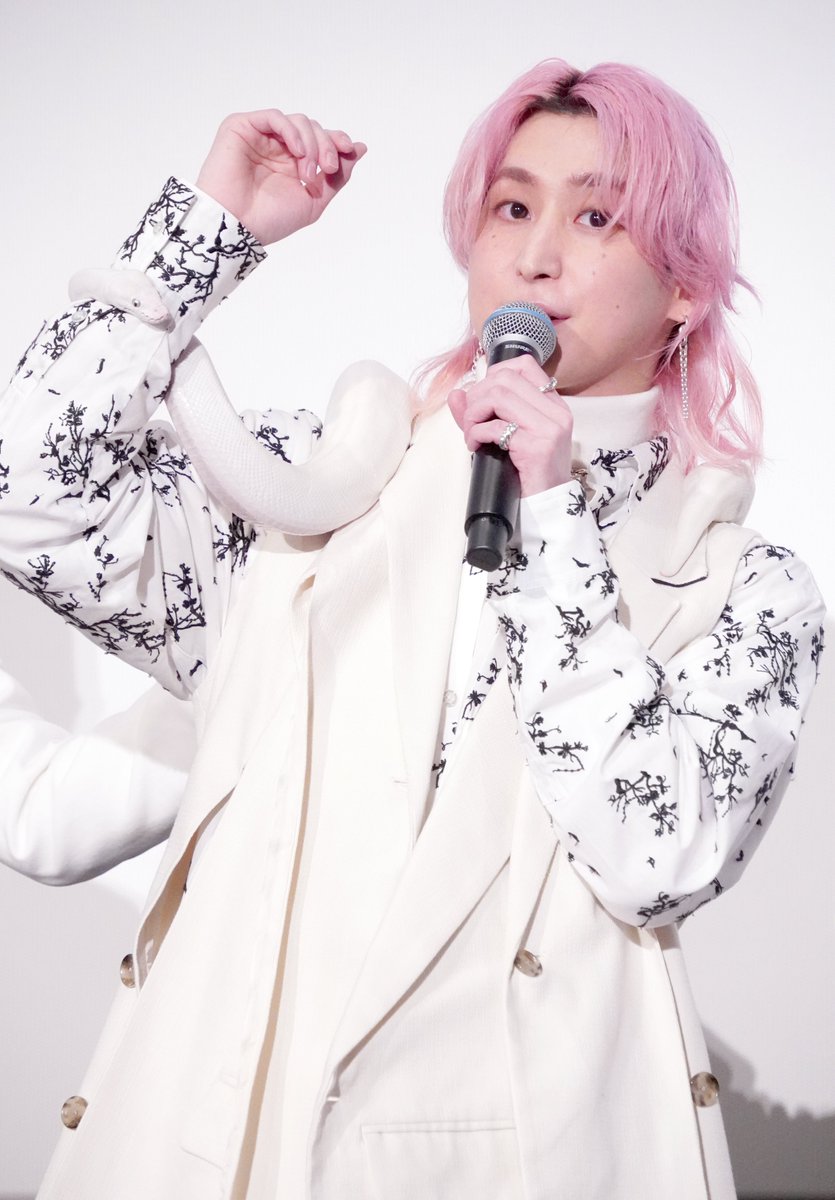 佐久間大介、白蛇を首に巻いて満面の笑み 『白蛇：浮生』試写会
