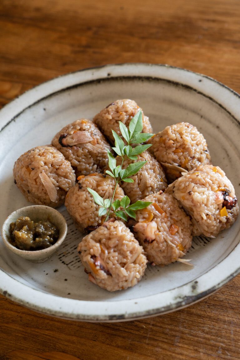 家は海からすぐで、近くには港があった。お母さんがおにぎりを握って、縁側にゴザを引いて一緒に食べた。目の前には菜種の花がたくさん咲いていて、その黄色い風景を覚えている。

「まる、さんかく、しかく。みんなのおにぎり」

hitobitosha.com/yomimono/onigi…
 
#おにぎり #程野商店 #みんなのおにぎり