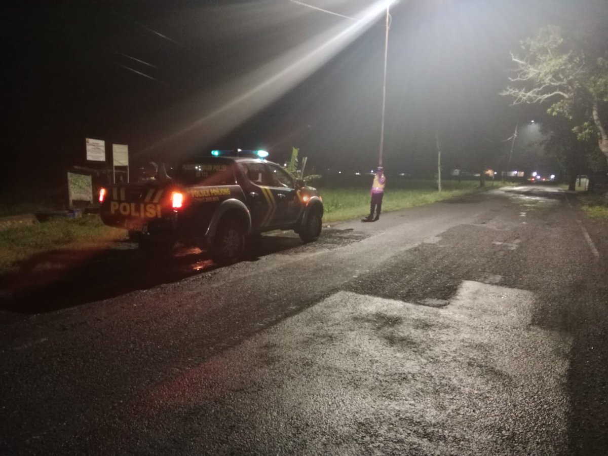 HumasPonjong123's tweet photo. Patroli KRYD oleh Polsek Ponjong dengan Sasaran wilayah rawan gangguan Kamtibmas serta obyek Vital guna Antisipasi gangguan kamtibmas, kriminalitas serta kejahatan jalanan diwilayah Ponjong.

#PolriUntukMasyarakat #Harkamtibmas #PoldaJogja #polresgunungkidul #polsekponjong https://t.co/5qtbVdxdPc