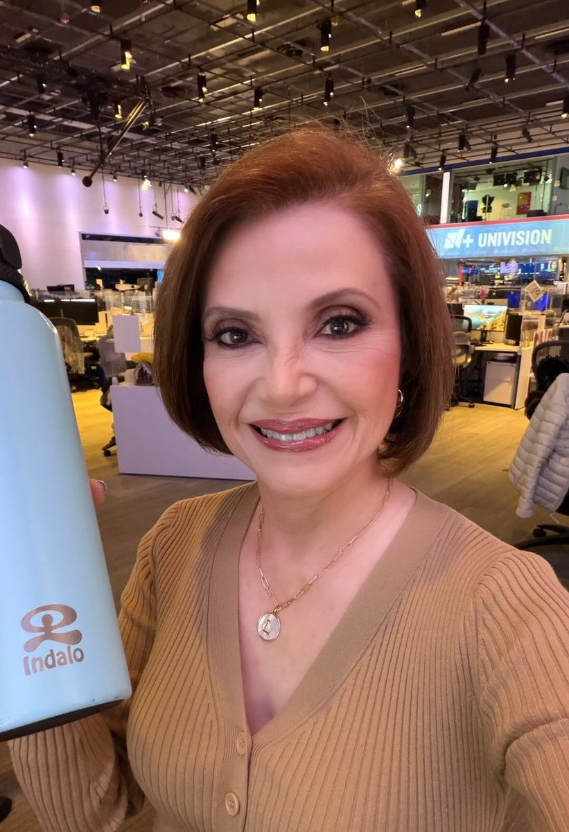 LourdesDelRioCF's tweet photo. A las personas de alma bonita como tú @Lourdes_DelRio la vida les sonríe siempre✨️ Te amamos muchiiiiiiiiisimo🩷🥰 

#LaTribuPositiva #LourdesDelRio #NuestraPeriodistaFavorita #LaMasLinda #SomosBendecidosDeTenerte https://t.co/k50Es3gPJz