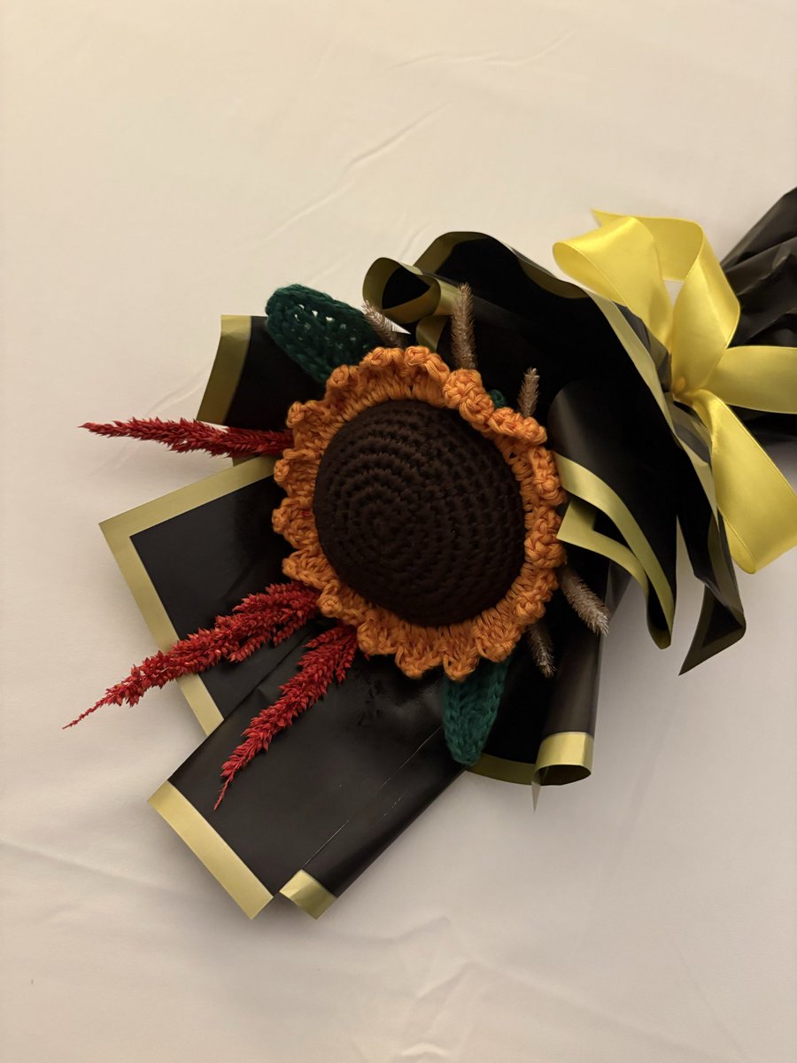 xvmcnw's tweet photo. another “just because” flower 🥹 https://t.co/RcKZWqd5Qo