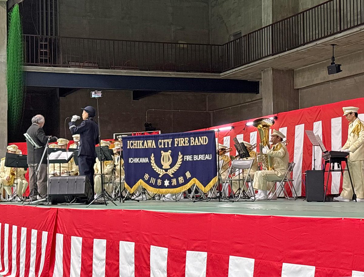 teamichikawa's tweet photo. 市川市消防出初式に来賓として出席しました

日頃から市民の命と暮らしを守ってくださっている消防職員の皆さま、消防団の皆さまに深い敬意と感謝を申し上げます

式典では口笛奏者で消防団員の松丸容子さんと消防音楽隊による演奏もありました

我々も災害に強い市川市づくりに取り組んでまいります https://t.co/dyEzrhutvC