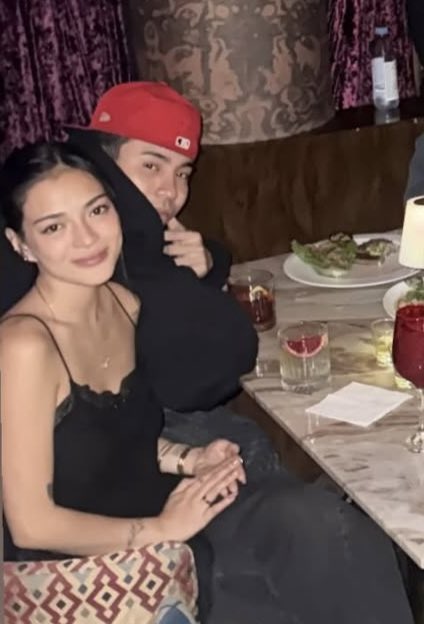 shonimers's tweet photo. the body language??? 

another reminder that not because you don't see them update online doesn't they don't see each other offline 🤌🏼 https://t.co/JwVHqAYEaV