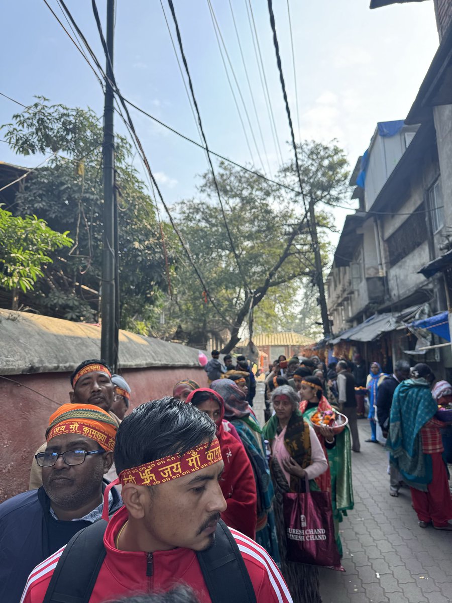 zenithue2020's tweet photo. @himantabiswa - Such chaos and mismanagement at the Kamakhya temple. After standing for 4- 5 hours now so many devotees are being told to leave that only 1800 people can enter in one day. What kind of management is this and bad behaviour with devotees. https://t.co/3bhWn8svsY