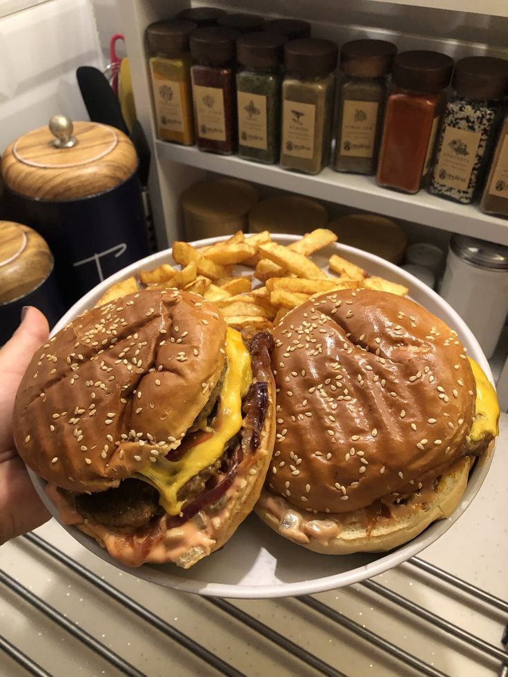 AmazingEyes1122's tweet image. Eat or pass?