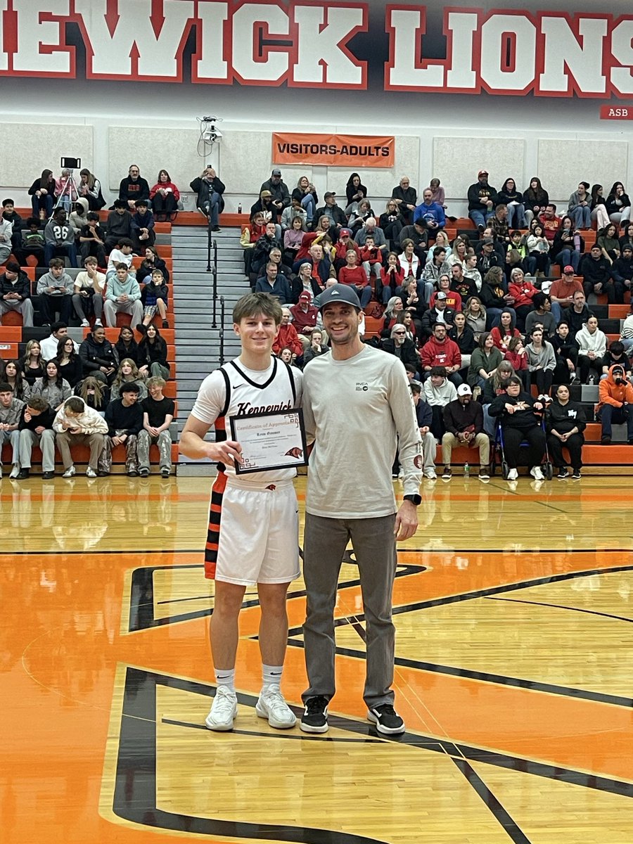 Kennewick_Lions's tweet photo. 🦁🏀Tonight’s staff award- Mr. Gaumer. https://t.co/k14dyvSnwq