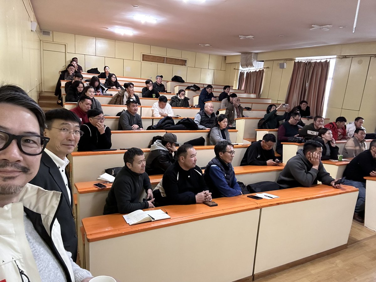nganbaa's tweet photo. Түвшинхүү зөвлөхийн лекц их сонирхолтой байнаа.
#пассивхаус https://t.co/aWOgjiGhh4