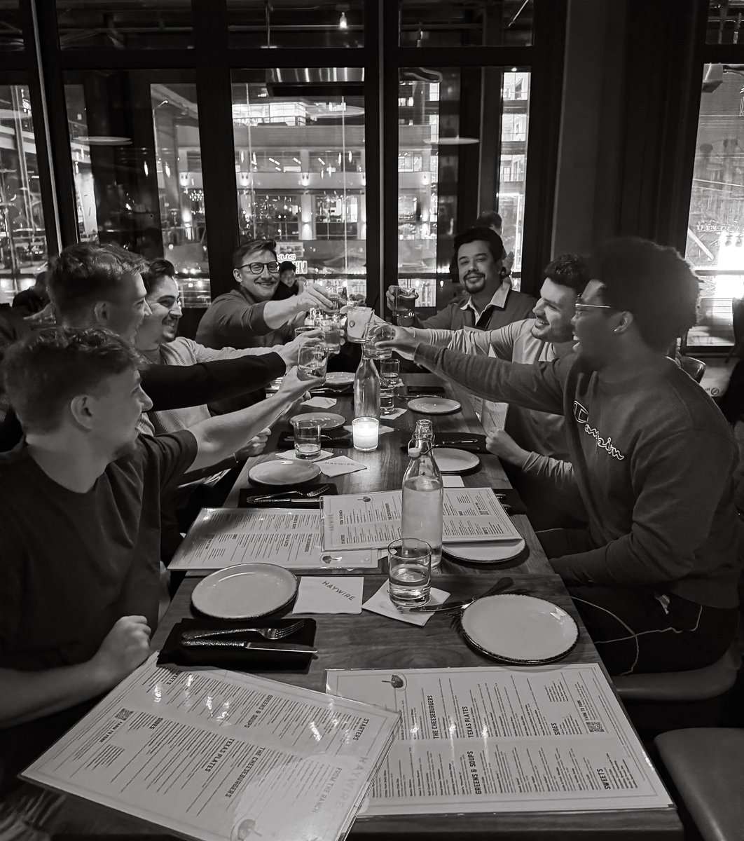 OpTic's tweet image. Team Dinner 🥂 @Huntsmen 

@NiumFPS @8Kips @Renegade_JW @Rspiii