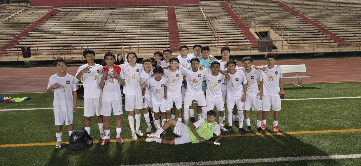 GPHS_Athletics's tweet image. Major district victory for the Yellowjackets! Emanuel Rangel netted the goal with a crucial assist from Josiah Zavala! Defense kept the big zero on the scoreboard with the keepers having multiple saves! 

#GoldBlooded #PowerOfTheHive #TheGoldStandard