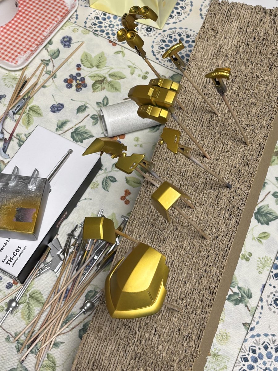 wonkayoshi_PSO2's tweet image. はい、金にしました
色ムラあり過ぎと思われるだろうし、実際自分でもわかるくらいあるけど、気にしない！
この金は下地なので多少ムラがあっても上に塗る色で分かりづらくなるだろ理論で
これくらい緩くやっていきましょう
ガンプラは自由

#ガンプラ