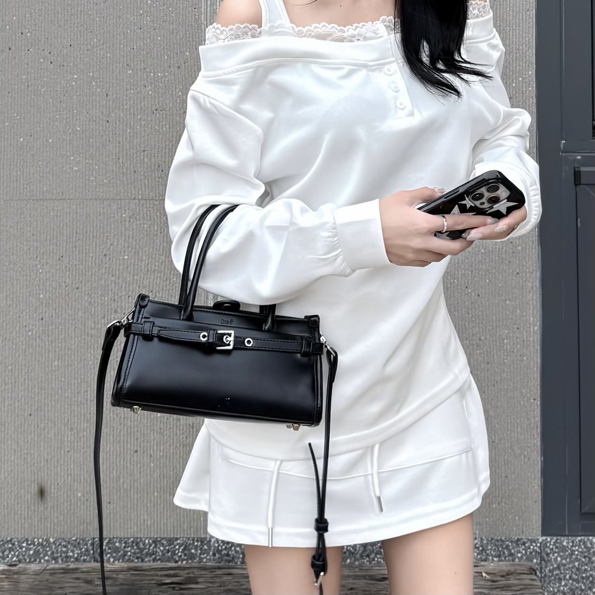 yoxrgravity's tweet image. ส่วนกระเป๋ายังไม่เคยรีวิว แต่คนถามทุกวัน 5555 ของ signy คับ มันน่ารักอ่า ไม่แปลกใจที่หมดไว สะพายแล้วให้ฟีลคุณหนู แต่ใส่ของได้นิดเดียว 🤏🏻