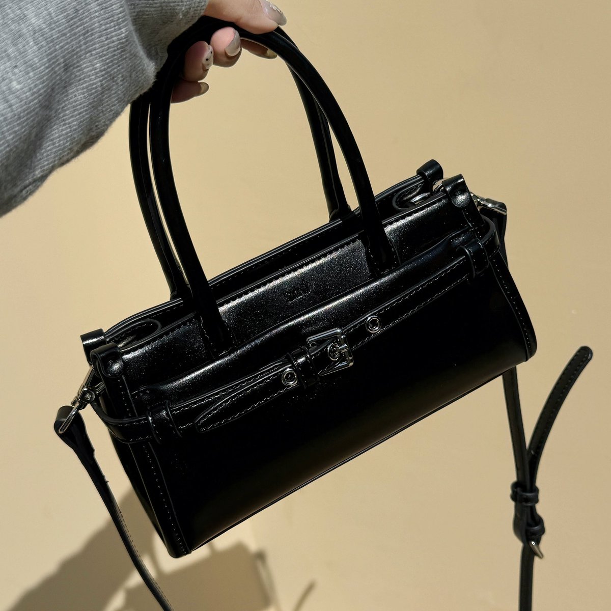 yoxrgravity's tweet image. ส่วนกระเป๋ายังไม่เคยรีวิว แต่คนถามทุกวัน 5555 ของ signy คับ มันน่ารักอ่า ไม่แปลกใจที่หมดไว สะพายแล้วให้ฟีลคุณหนู แต่ใส่ของได้นิดเดียว 🤏🏻