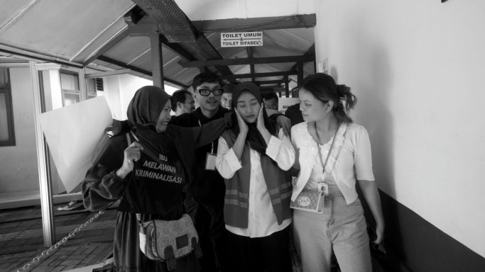 BdgBergerakID's tweet image. Tujuh anak muda yang bersolidaritas atas kematian Affan Kurniawan menghadapi jerat UU ITE, sementara para ibu setia datang ke pengadilan menyemangati anak-anaknya.

bandungbergerak.id/article/detail…