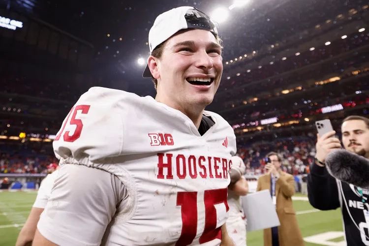 FTownDown's tweet image. Fernando Mendonza chega para o National Championship com as seguintes estatísticas nos 2 jogos de playoffs:

- 5 passes incompletos 
- 8 touchdowns passados
- 0 Interceptações 

#1.