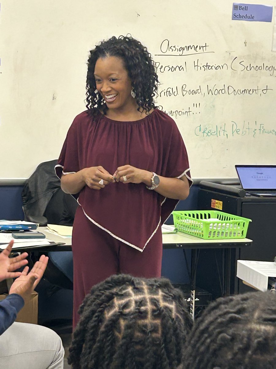 MarceyWrite's tweet photo. What an amazing birthday today! I had the best time speaking to scholars at  Power Center Academy High School about my career journey to entrepreneurship at MineWrite Marketing &amp; Communications.
Thank You, LORD, for another year!
https://t.co/Cu6xKEAI4w https://t.co/v4Hf7SDpDV