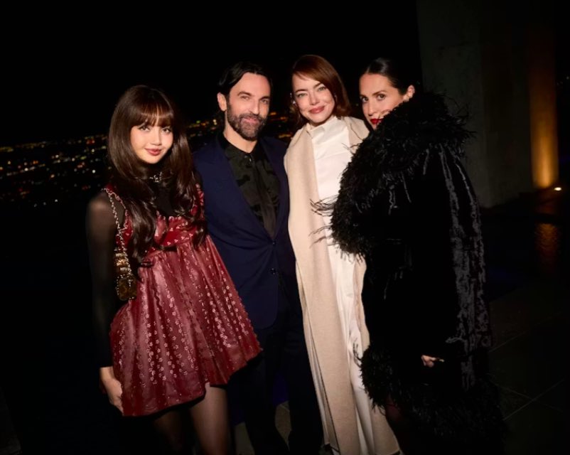 WORLDMUSICAWARD's tweet image. #LISA looks beyond beautiful at the starstudded Intimate Awards Season dinner to kick off this year's Golden Globes, posing in her chic babydoll outfit with Louis Vuitton Artistic Director #NicolasGhesquiere, actress #EmmaStone and W Magazine's Editor in Chief #SaraMoonves and…