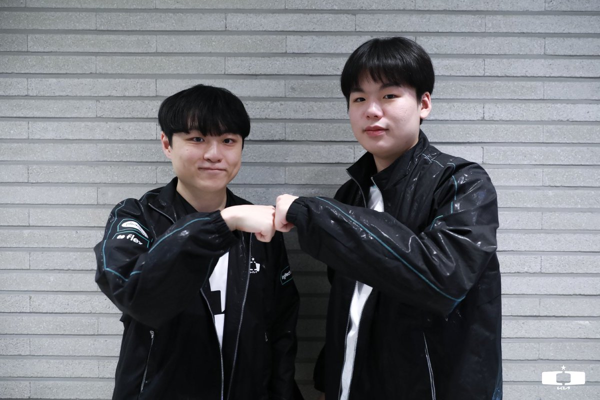 DplusKia's tweet photo. 2026 SEASON OPENING 데마시아를 위하여🗡️
MID팀, BOT팀 대박 난리자베스~
다음 주 LCK CUP에서 만나요!

2026 SEASON OPENING: For Demacia! 🗡️
See you next week at the LCK CUP!
 
#DplusKia #DKWIN #ShowMeYourMadness #LCK https://t.co/oxSzUQRzfd