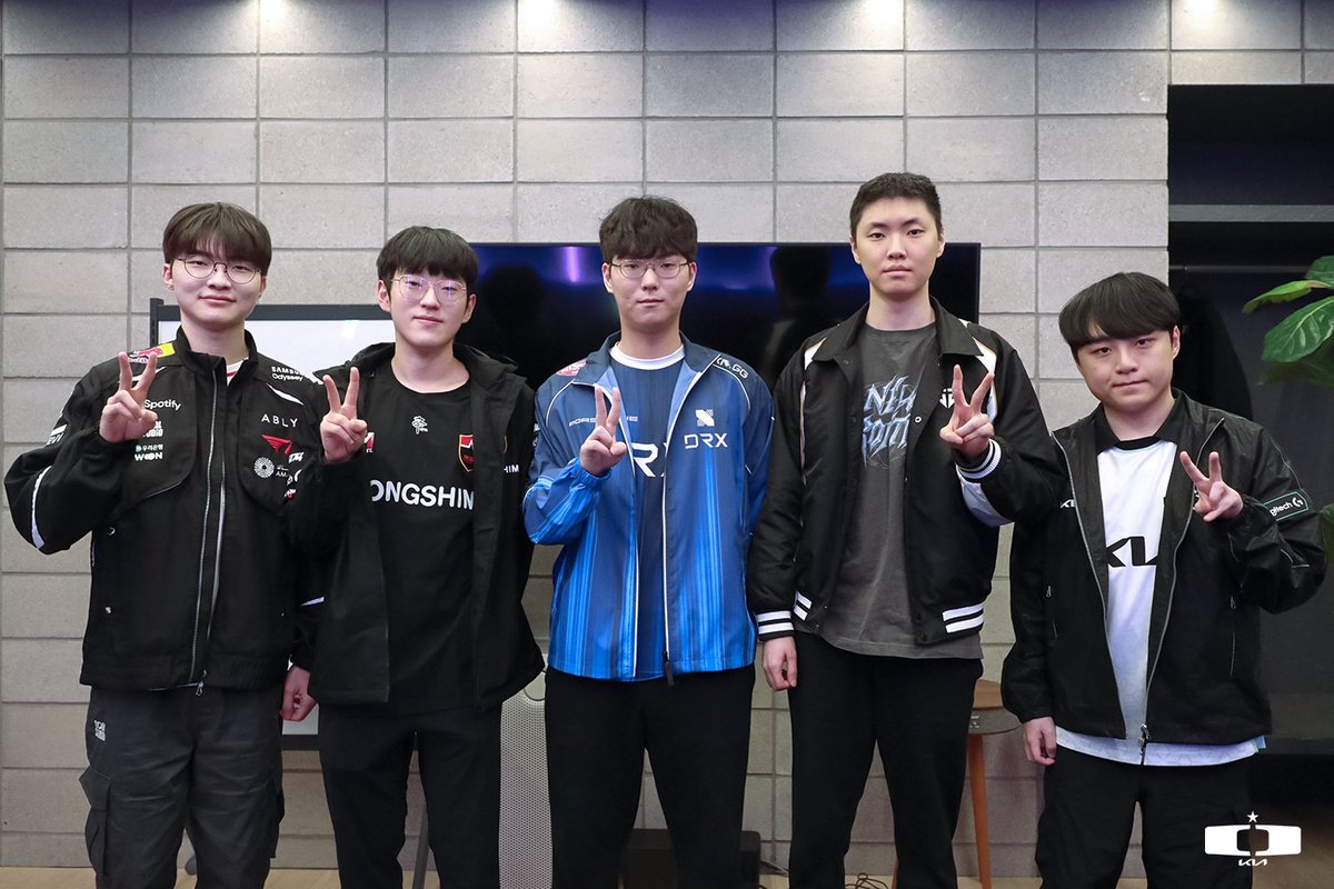 DplusKia's tweet photo. 2026 SEASON OPENING: For Demacia! 🗡️
See you next week at the LCK CUP!

✌️Team MID, Team BOT✌️

#DplusKia #DKWIN #ShowMeYourMadness #LCK https://t.co/oiXVI27Eym