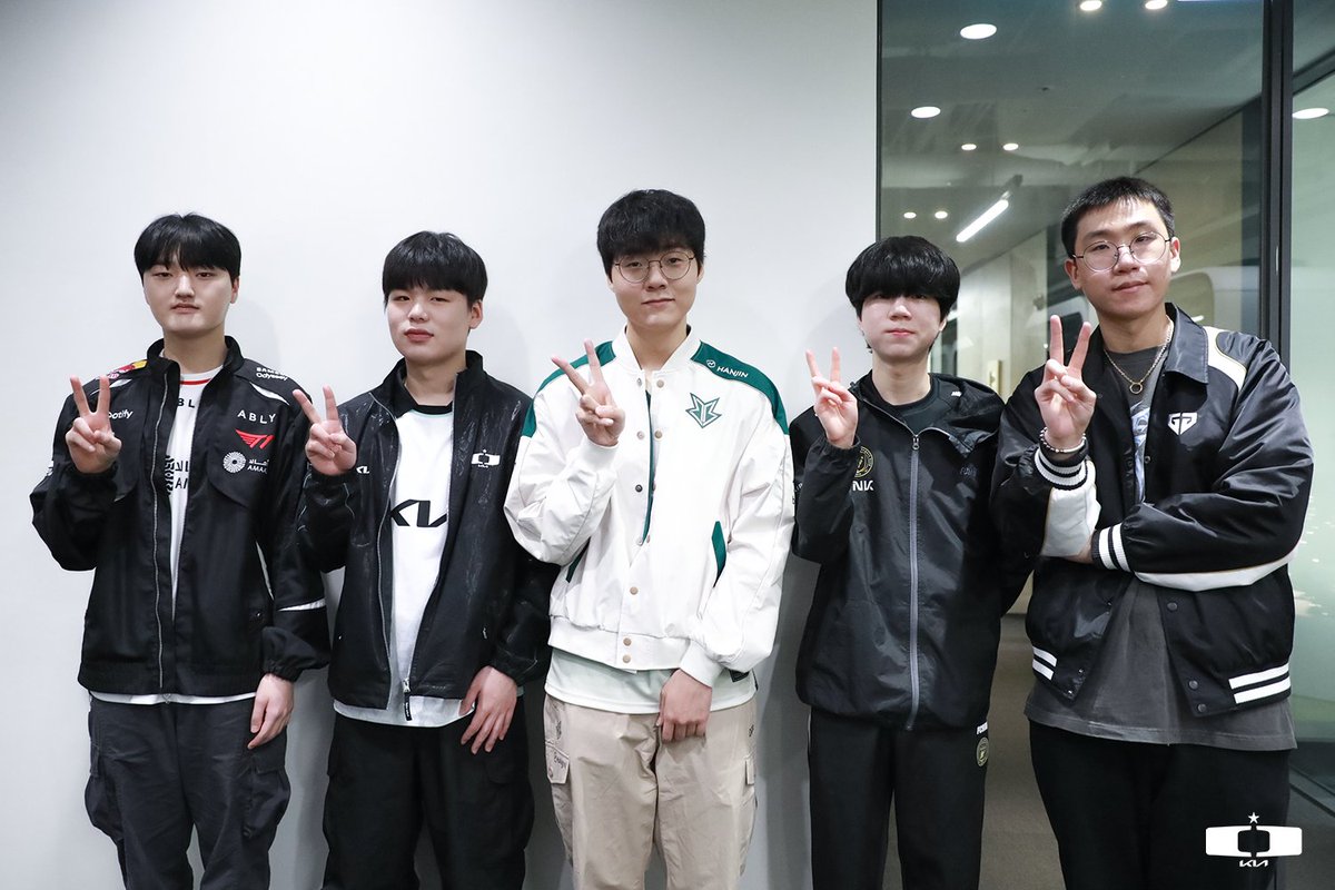 DplusKia's tweet photo. 2026 SEASON OPENING: For Demacia! 🗡️
See you next week at the LCK CUP!

✌️Team MID, Team BOT✌️

#DplusKia #DKWIN #ShowMeYourMadness #LCK https://t.co/oiXVI27Eym