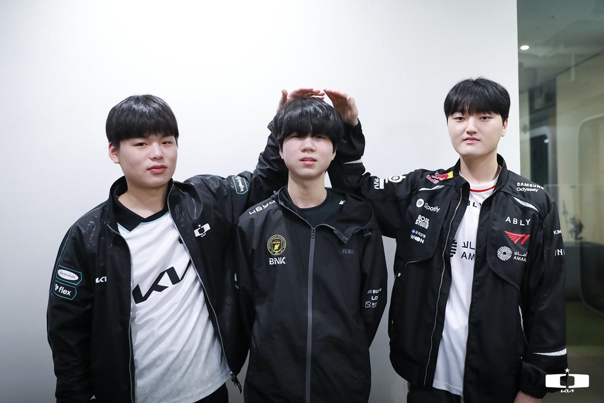 DplusKia's tweet photo. 2026 SEASON OPENING: For Demacia! 🗡️
See you next week at the LCK CUP!

✌️Team MID, Team BOT✌️

#DplusKia #DKWIN #ShowMeYourMadness #LCK https://t.co/oiXVI27Eym