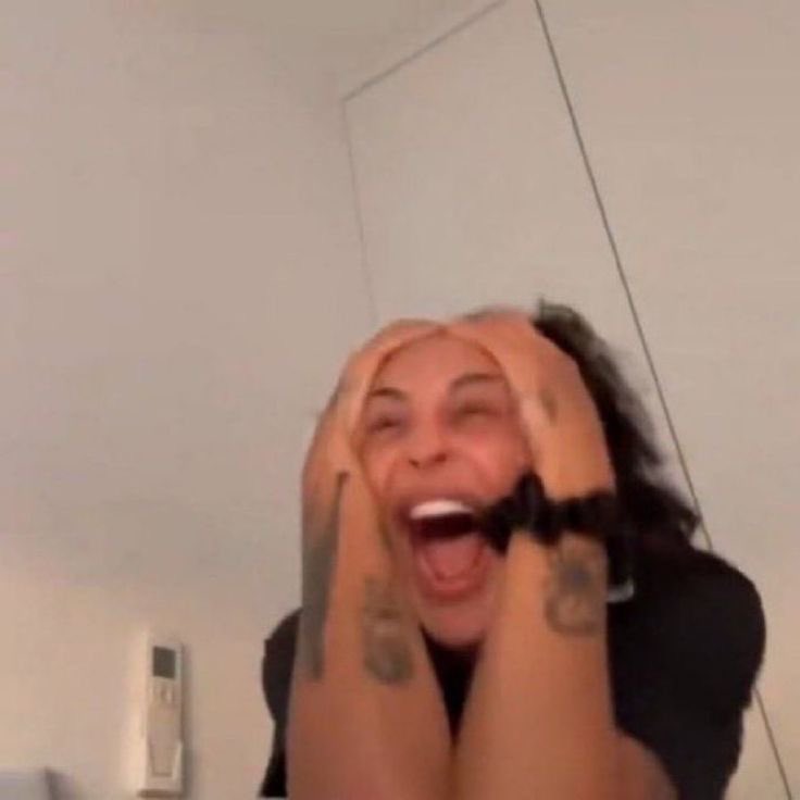 manuvys's tweet image. ‼️ Spoiler de divinos rivais 

“ — Pare de lutar comigo! — exigiu ele, mas pareceu notar o medo que brilhava em Íris, pois logo suavizou a voz. — Pare de lutar comigo, Florzinha.”

PQP O HOMEM TÁ VIVO