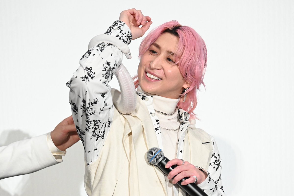 Snow Man佐久間大介 白蛇に「かわいい」とメロメロ 大ヒット祈願で首に