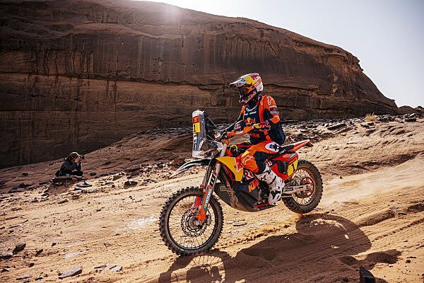 ¡SANDERS EN EL TOP-5 TRAS LA PRIMERA MITAD DE LA ETAPA MARATÓN DEL DAKAR! 

¡Gran noticia desde el Rally Dakar! Daniel Sanders de Red Bull KTM Factory Racing ha terminado la primera parte de la etapa maratón en la 5ta posición.

Visita dsvmedios.com

#Dakar2026