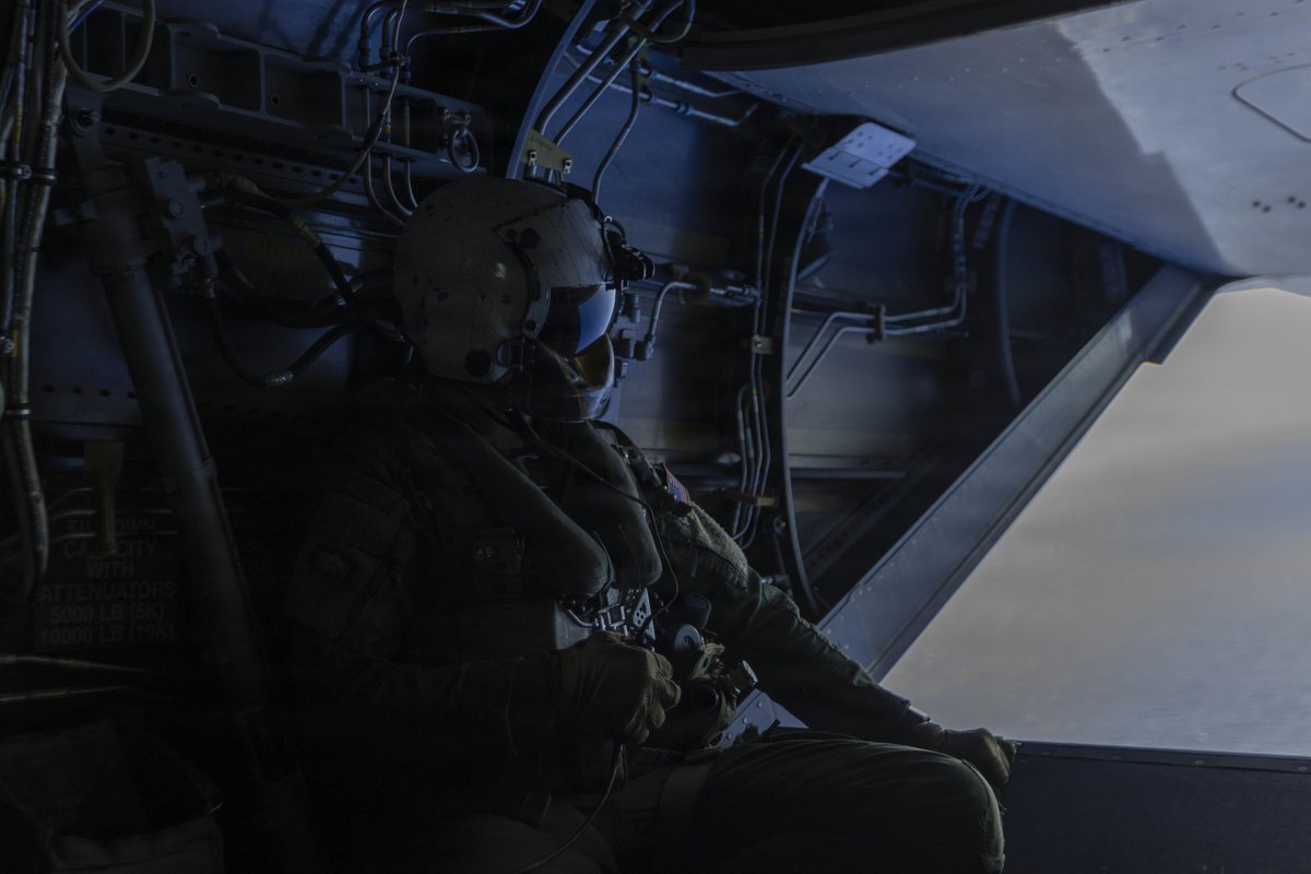 Room with a view! 🛫🌤️

Sailors assigned to Fleet Logistics Squadron 30 conduct flight operations with a CVM-22B Osprey to transfer cargo and personnel between Nimitz-class aircraft carrier USS Abraham Lincoln @CVN_72 and Guam Dec. 16, 2025.

#US7thFleet | #FreeAndOpenIndoPacific https://t.co/0jlX4pdxVs