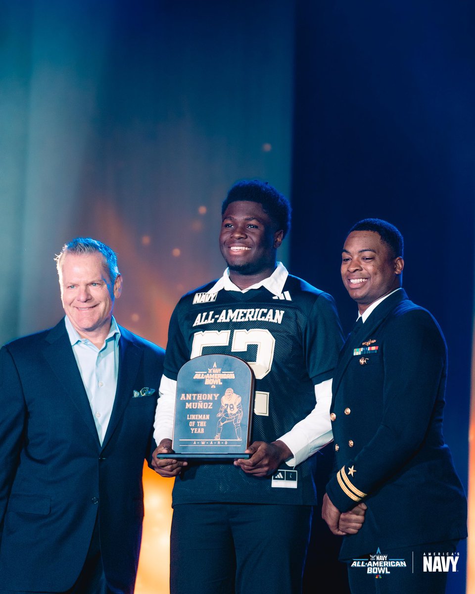 People Mover 🛻

Felix Ojo (<a href="/FelixTheOL/">Felix Ojo 🇳🇬</a>) has been named the winner of the <a href="/AnthonyMunozHOF/">Anthony Muñoz</a> Lineman of the Year Award.

#WreckEm

#NavyAAB 🇺🇸 <a href="/AmericasNavy/">America's Navy</a>