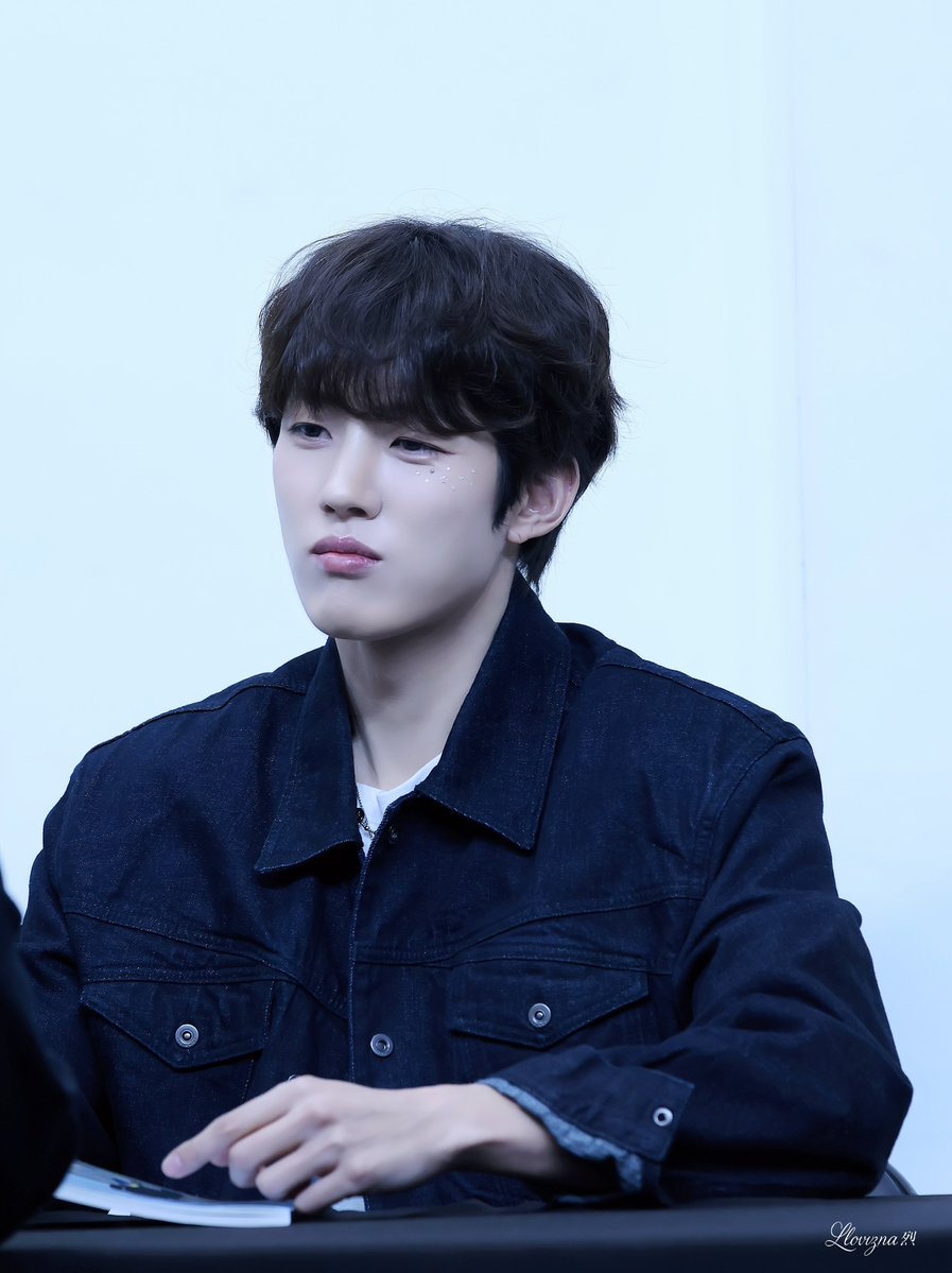 260109 프롬 팬사인회 5차

입 꾹인 거 보니까… 
토닥토닥 해줘야 할거 같아🥺🤏💞

#Llovizna烈의記錄 
#이성열 #성열 #인피니트 
#LEESUNGYEOL #SUNGYEOL #INFINITE