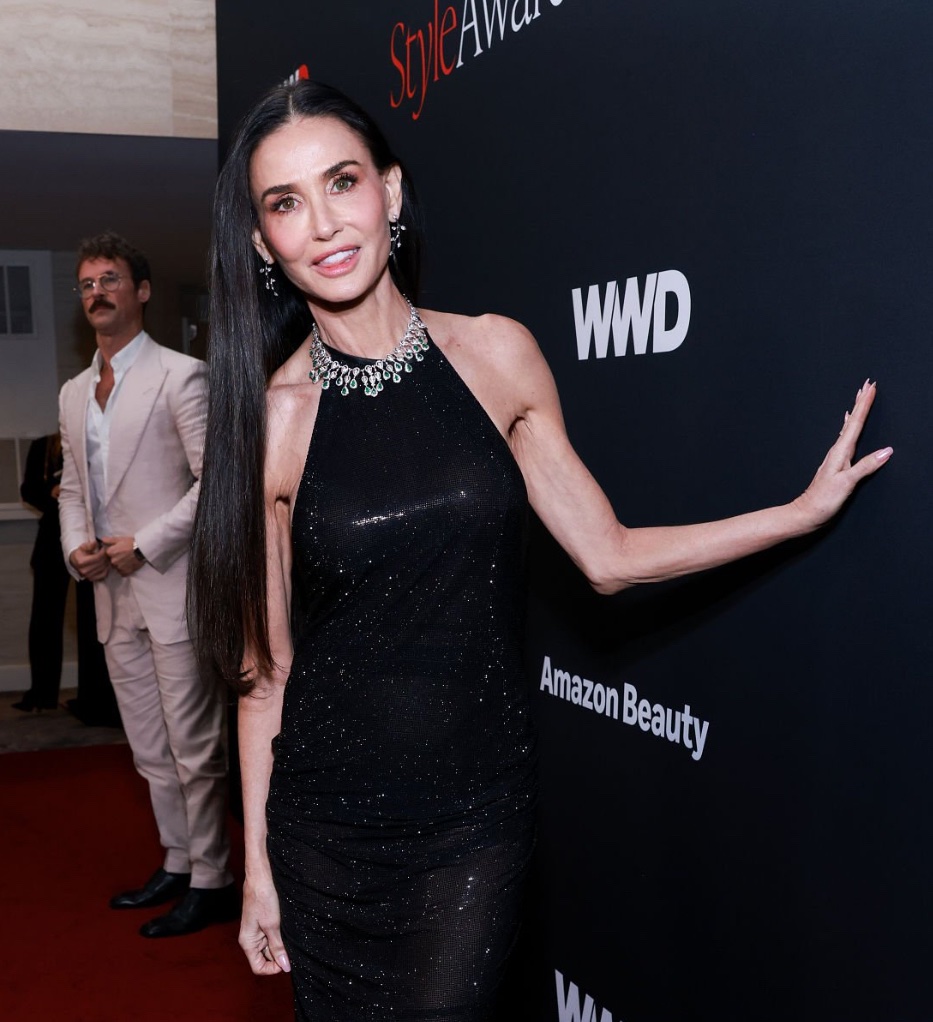 moore2d_'s tweet image. her arms …. 💭💭💭 #feelingnormal #normalcy